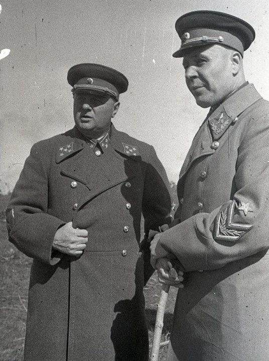 Маршал Советского Союза С.К.Тимошенко и генерал К.А.Мерецков. 1941. Мурманский областной краеведческий музей.