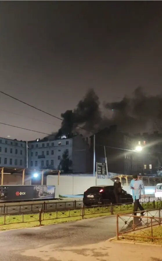    Пожар на Кирилловской улице. Фото: стоп-кадр видео из телеграм-канала «Мегаполис | ДТП и ЧП | Санкт-Петербург | Питер»