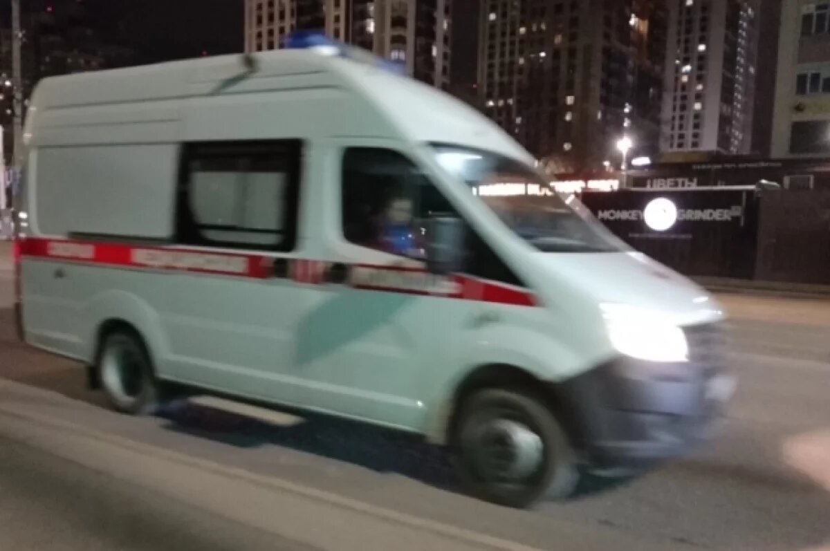    На место происшествия прибыли медики скорой помощи.