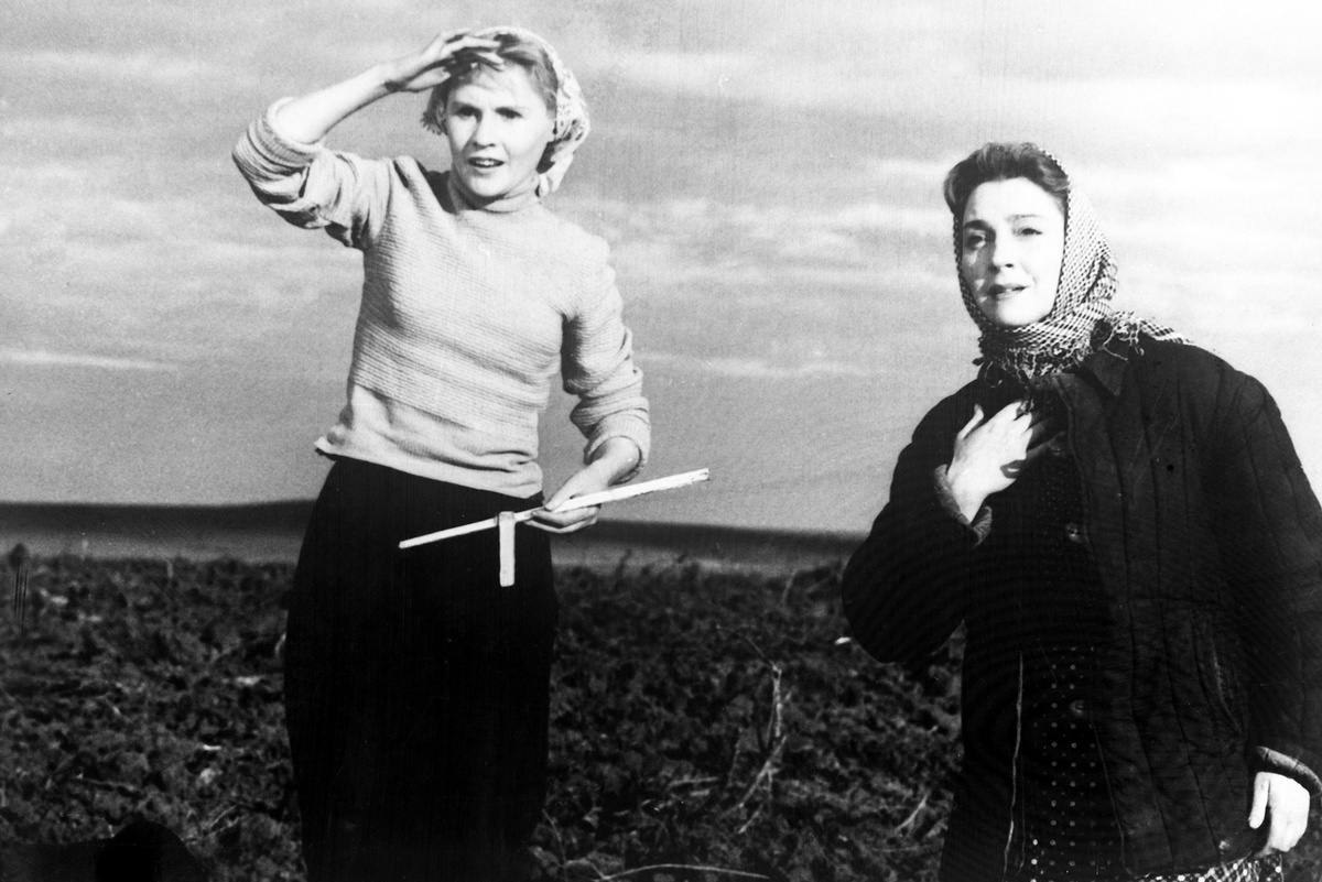    Нина Гуляева (слева) в роли Насти и Евгения Козырева в роли Варвары в кадре из художественного фильма "В степной тиши"./РИА Новости