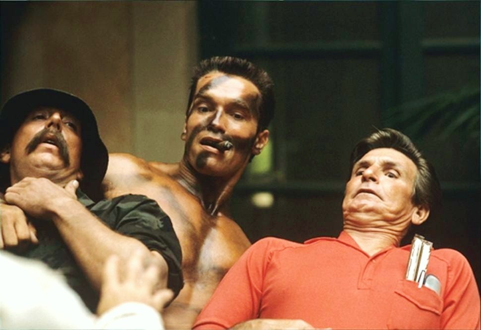 Сигара была размером с дымовую шашку, а резаком служил нож