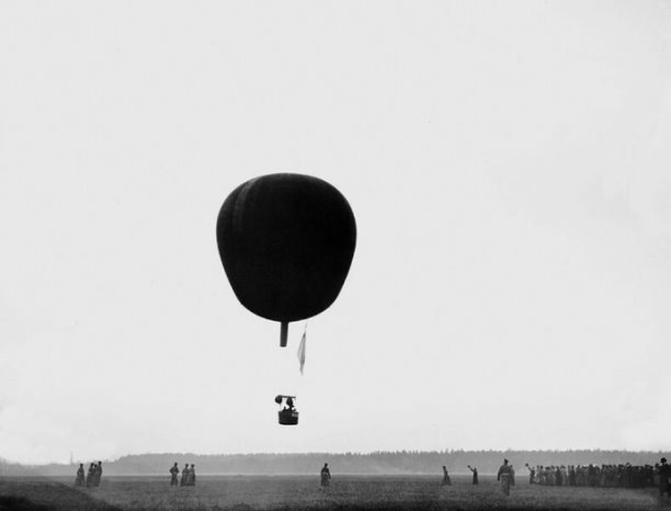 Воздушный шар Императорского Всероссийского аэроклуба в полете. 1910 г. Фото: фотоателье Карла Буллы, «История России в фотографиях», https://vk.cc/cQ3oYB