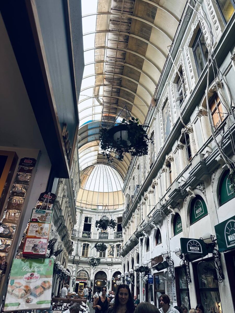 Цветочный базар (почему-то так называется) на улице Истикляль, рядом с рыбным рынком