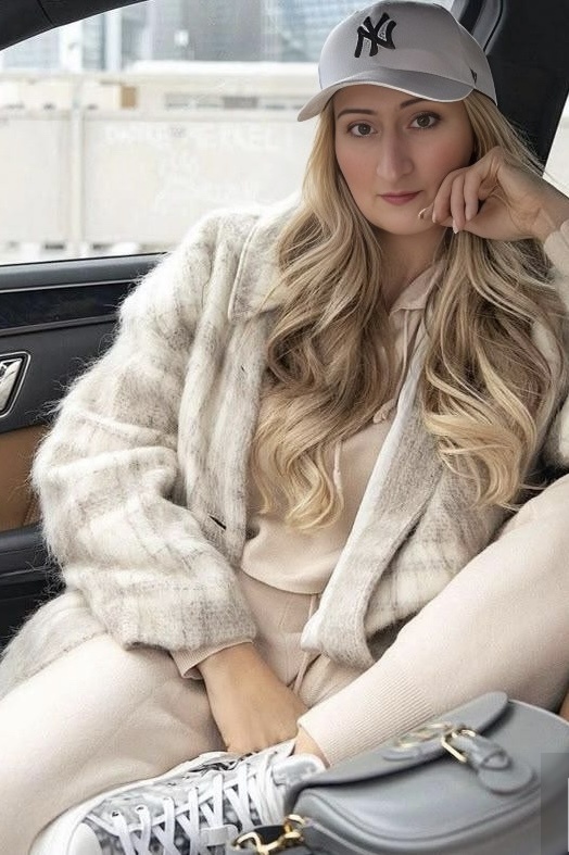 Нелепость здесь - закон, красота- случайность.