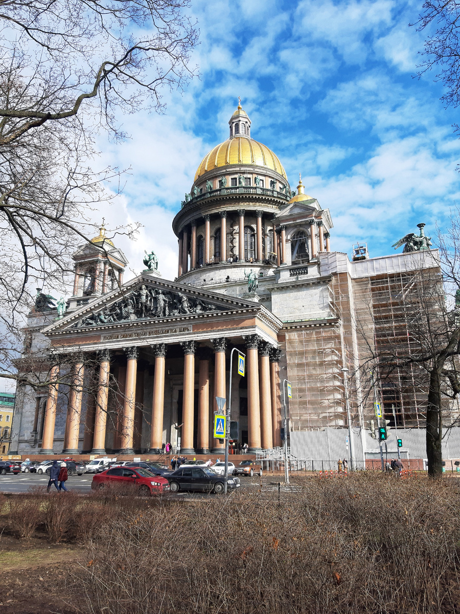 Исаакиевский Собор - символ Санкт-Петербурга, построенный французским архитектором Огюстом Монферраном.