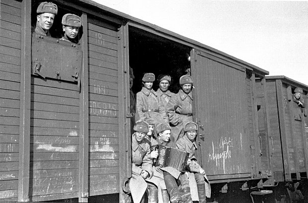    Солдат из сибирских регионов СССР перебрасывают на защиту Москвы. Фото: Марк Марков-Гринберг / МАММ / МДФ / Wikimedia