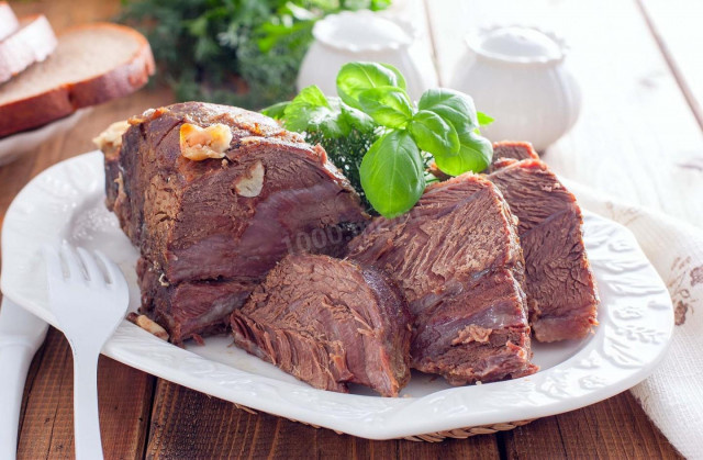 Вкусное сочное запечённое мясо говядины. Считается, что приготовить говядину, чтобы было мясо сочным и вкусным, достаточно трудно. Но это всего лишь миф. Нежная говядина в фольге готовится просто и невероятно аппетитно!