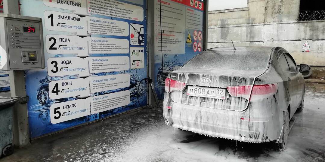 Мойка кузова раз в неделю ускоряет коррозию. Частый контакт с химией разрушает защитное покрытие быстрее, чем дорожная грязь