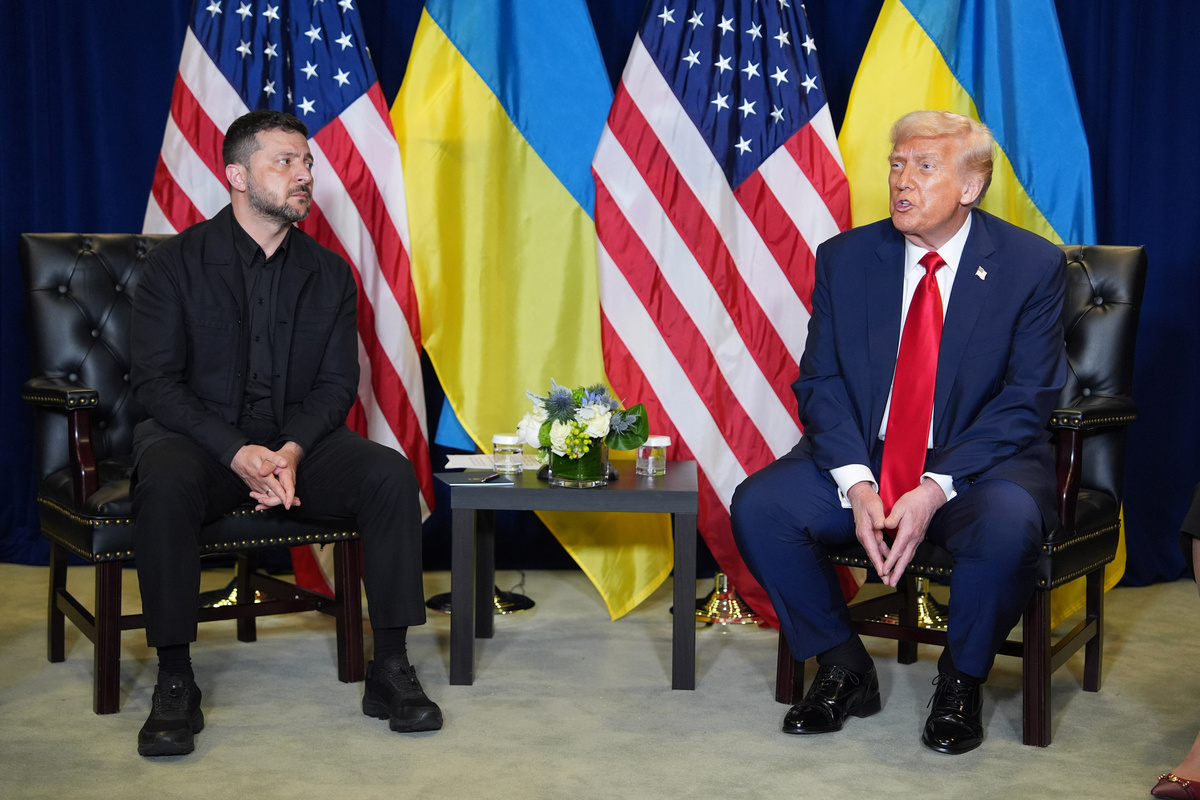     Владимир Зеленский и президент США Дональд Трамп / AP / Evan Vucci