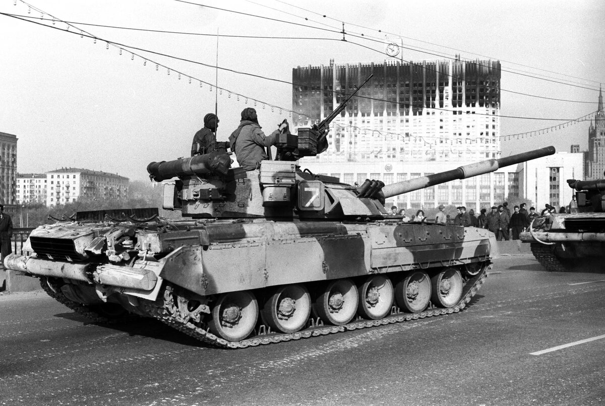 Танки в Москве 3-4 октября 1993 года. На заднем плане - обгоревший после обстрела Белый Дом (Верховный Совет РФ). Изображение из открытых источников.