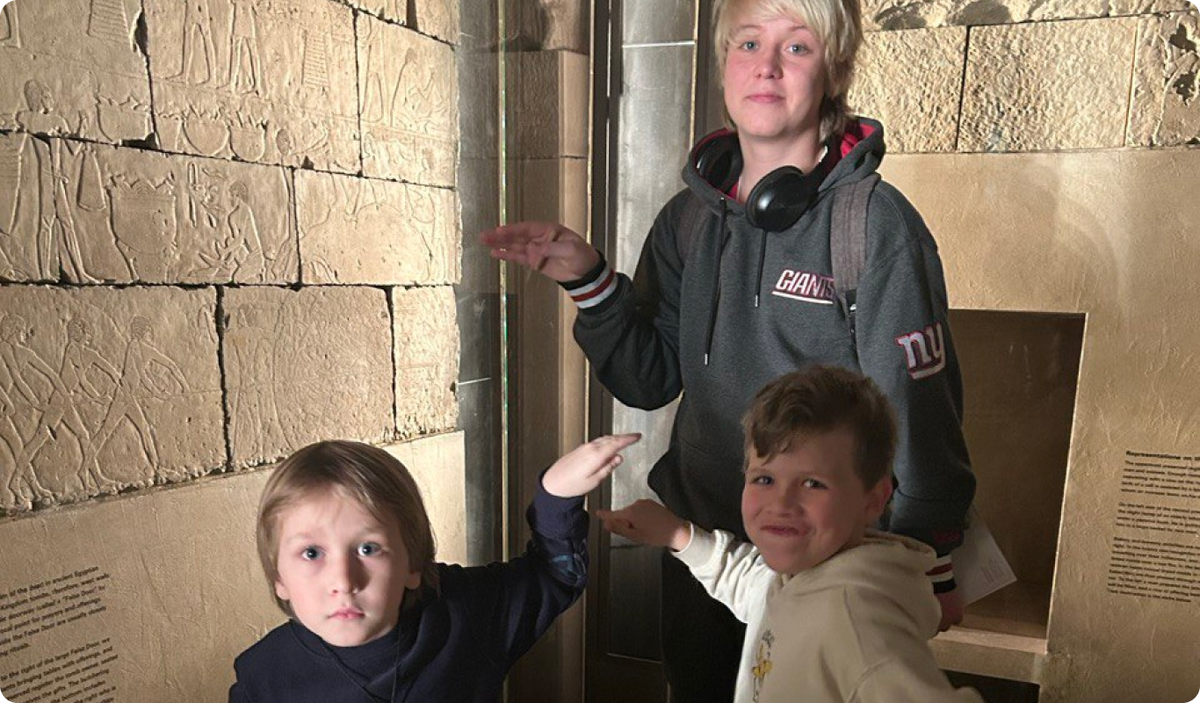  Самат и Азамат (племянники) и сын Дияр в музее в метрополитан музее | Фото: семейный архив Далии