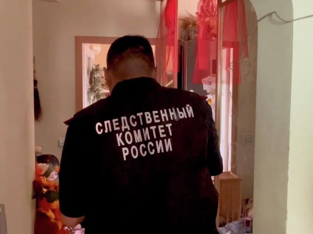    Работа СК РФ на месте обнаружения тел женщины и ребенка в квартире в Якутске© Фото : Следком Якутии/Telegram