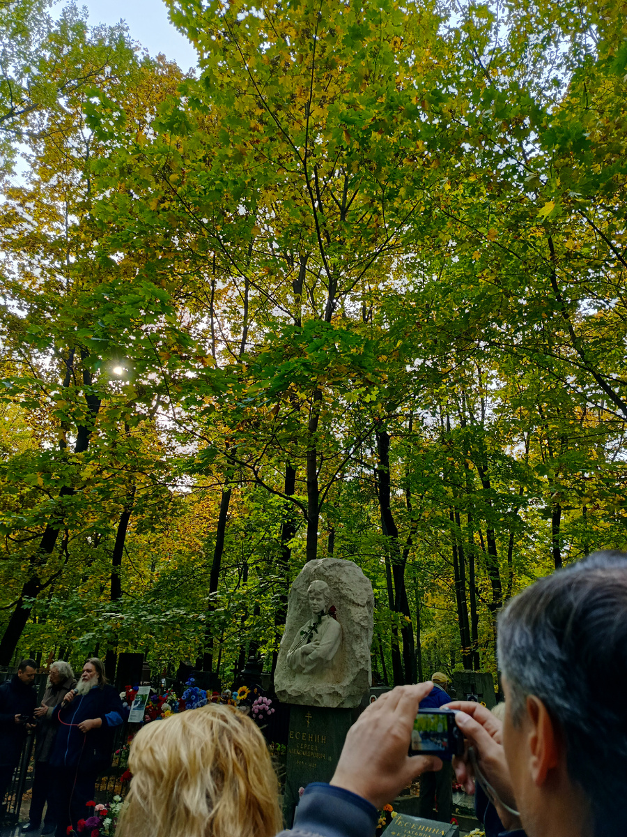 Фото 1 - памятник Сергею Александровичу Есенину на Ваганьковском кладбище в Москве.