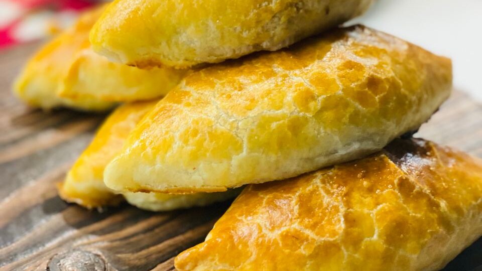 Рецепт пирожков из слоеного теста с мясом