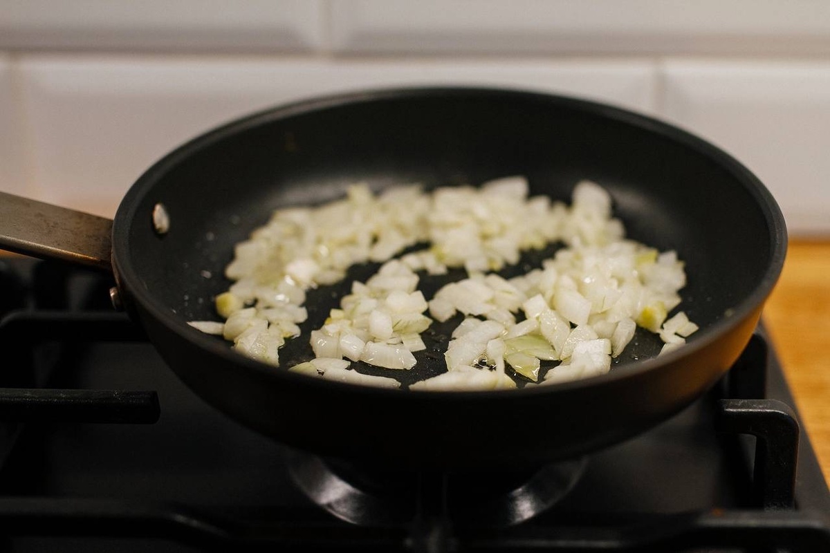 1. Лук нарезать мелкими кубиками и обжарить на среднем огне.