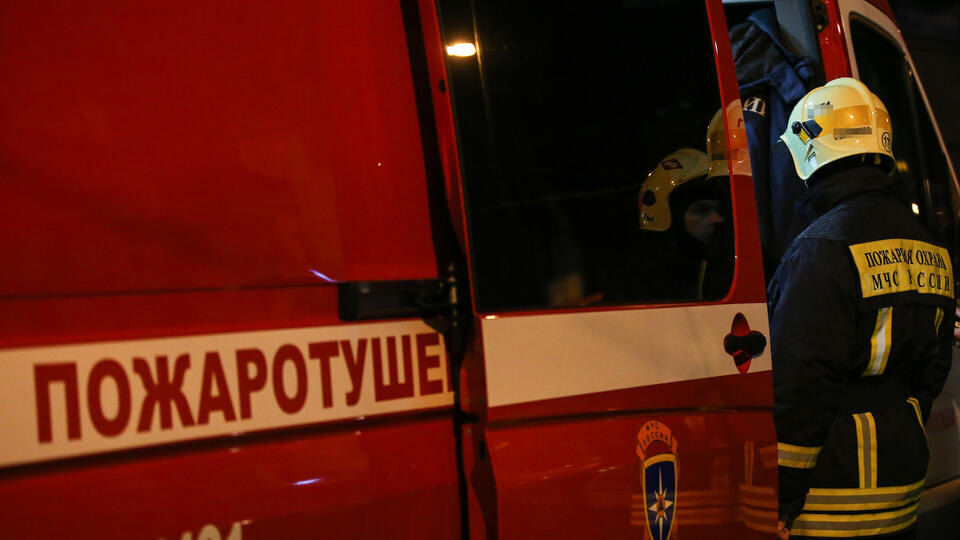     Пожар начался в промзоне в Ленобласти из-за падения обломков БПЛА ИЗВЕСТИЯ