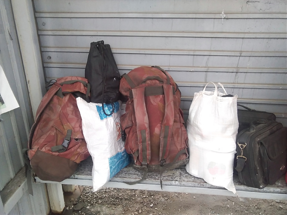 В пыльном портфеле мои книги и рукописи. Кое-как вошли. Хорошо еще нашла его в сарае, а то пришлось бы везти в мешке!😱