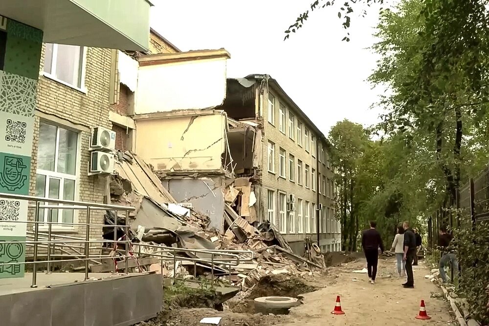 Здание разрушилось .  фото:картинки яндекс.