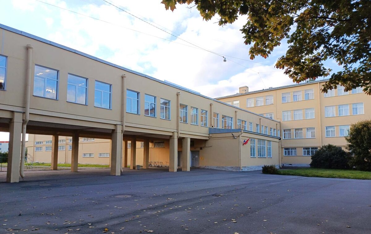 Школа №327, главный вход. Фото: Левый Берег, 2025