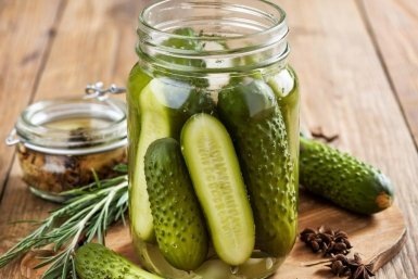 Бабушкин секрет хрустящих огурцов: солим по старому рецепту с хлебом  📷
