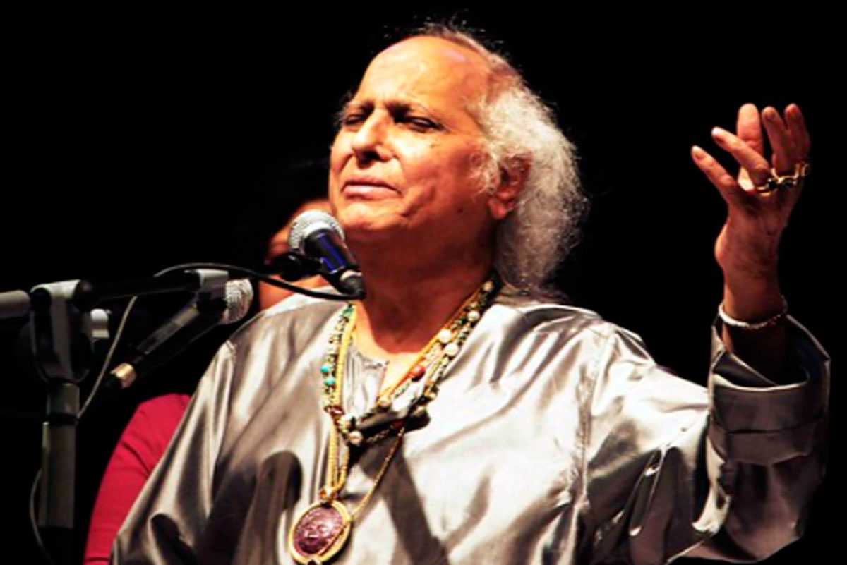 Чтение мантр не только передаёт знания, но и особым образом меняет ум того, кто их произносит