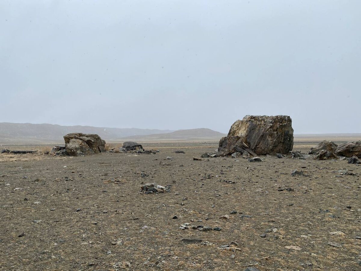 Тархатинский мегалитический комплекс, он же «Алтайский Стоунхендж» — удивительное сооружение, древний археологический памятник в Чуйской степи, 25км. от села Кош-Агач, рядом с дорогой, ведущей на плоскогорье Укок и в село Джазатор.