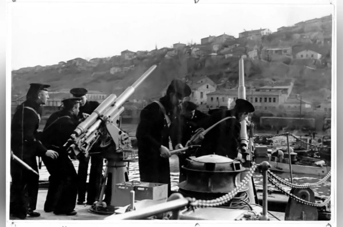    Моряки готовятся к отражению воздушного налета противника на Севастополь.