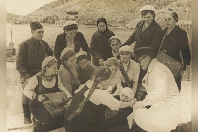    Балаклава, занятия ополченцев по оказанию первой помощи раненым, 1941 г. Фото: Из архива/  Госархив РК