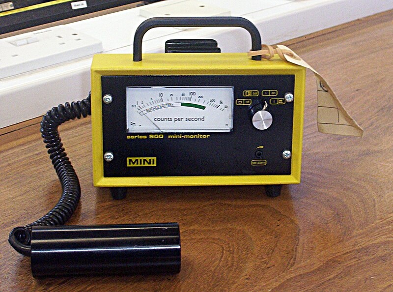 https://upload.wikimedia.org/wikipedia/commons/thumb/4/40/Geiger_counter.jpg/800px-Geiger_counter.jpg