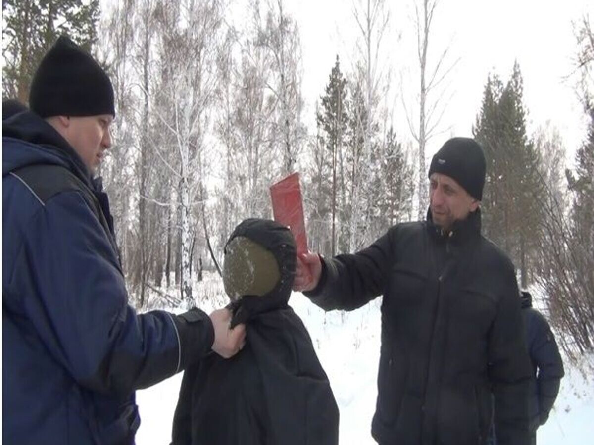    Попков рассказывает, как зарубил топором одну из жертв© Фото : СУ СКР по Иркутской области
