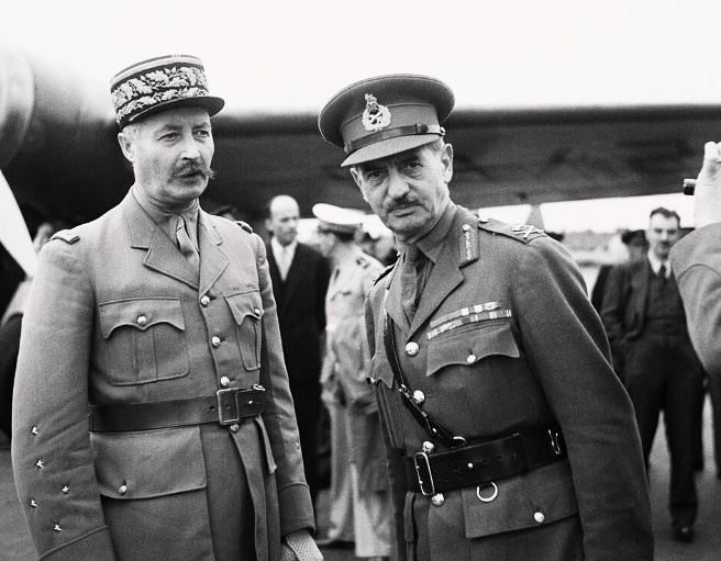 Генерал Анри Жиро, сопредседатель (вместе с де Голлем) Комитета национального освобождения в 1943 году, с генерал-лейтенантом А. Э. Гроссетом по прибытии в Англию. (Между 1939 и 1945 годами).