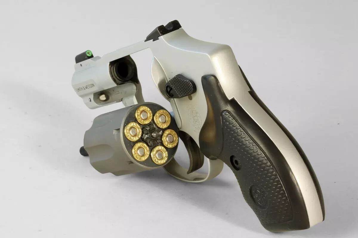 Модель 632 оснащена шестью патронами калибра .32 H&R, что на один больше, чем у .38 или .357 аналогичного размера. При этом оружие остается легким и управляемым — всего 13 унций.