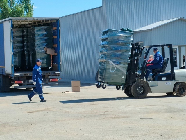    Новые контейнеры отправляются в города и села (фото: региональный оператор «ЭкоЦентр»)