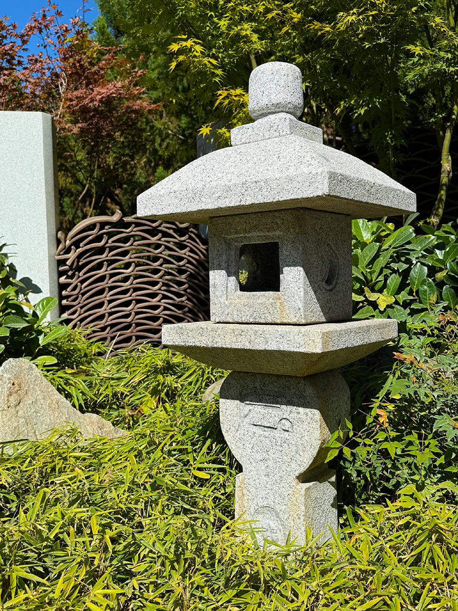 Каменный фонарь в Японском саду