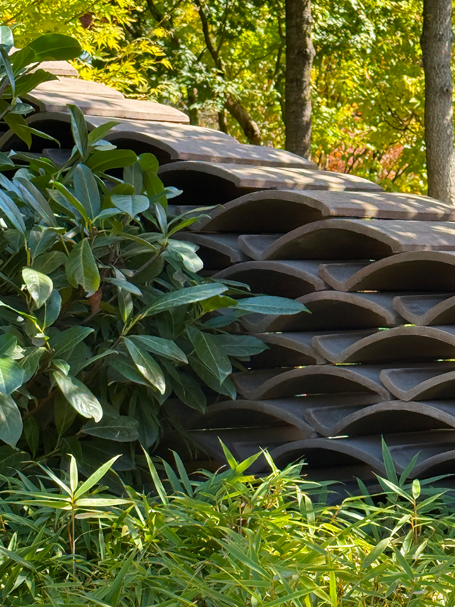 Забор из черепицы ручной работы