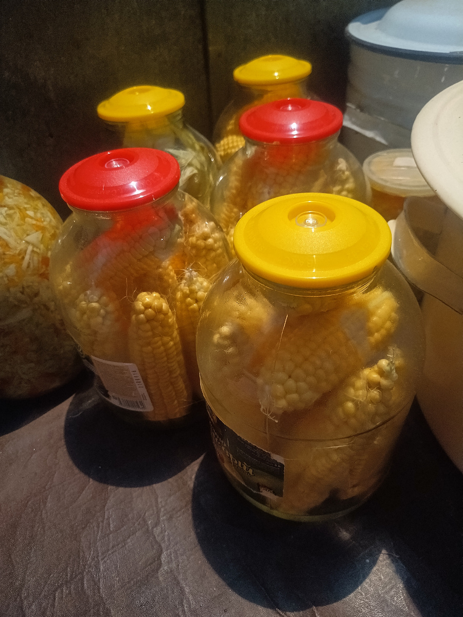 Кукуруза в банках под вакуумными крышками.