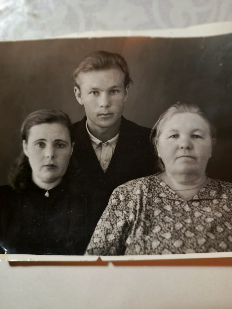 Анна Ивановна Назарова слева со своим сыном Анатолием, моим папой, и его бабушкой справа.