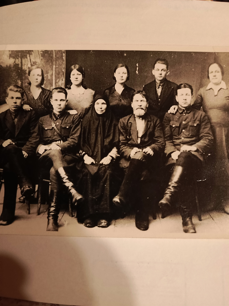 Анна с Петром в верхнем ряду в середине.