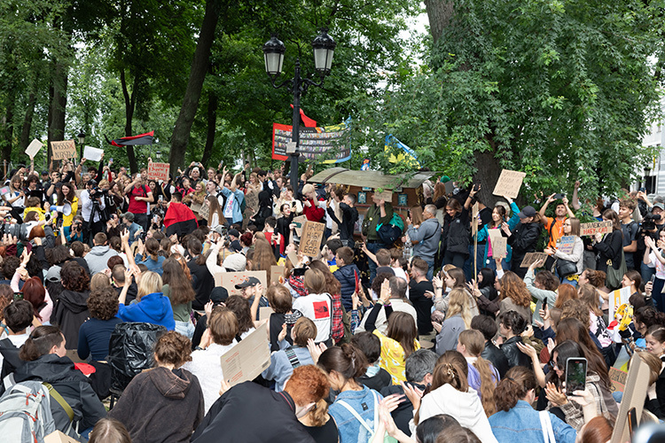    «Эта протестная масса для мобилизации не представляет особого интереса, кажется, что это молодежь, хороший возраст для любви и войны, но, с другой стороны, протесты показали, что эта молодежь управляется из-за рубежа и лучше с ней расстаться, а в плане мобилизационного такого ресурса…».   
Фото: © Mykhaylo Palinchak / Keystone Press Agency / www.globallookpress.com