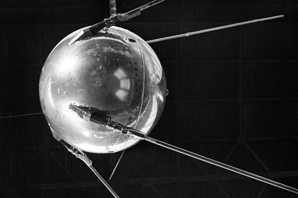 Макет первого в мире искусственного спутника Земли «Спутник-1» в павильоне «Карелия» Всесоюзной сельскохозяйственной выставки, 1957 год / Валентин Черединцев/ТАСС 