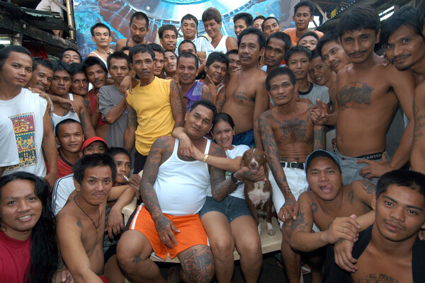    Члены банды Sputnik в бараке тюрьмы Манилы / Gerhard Joren/LightRocket/Getty Images