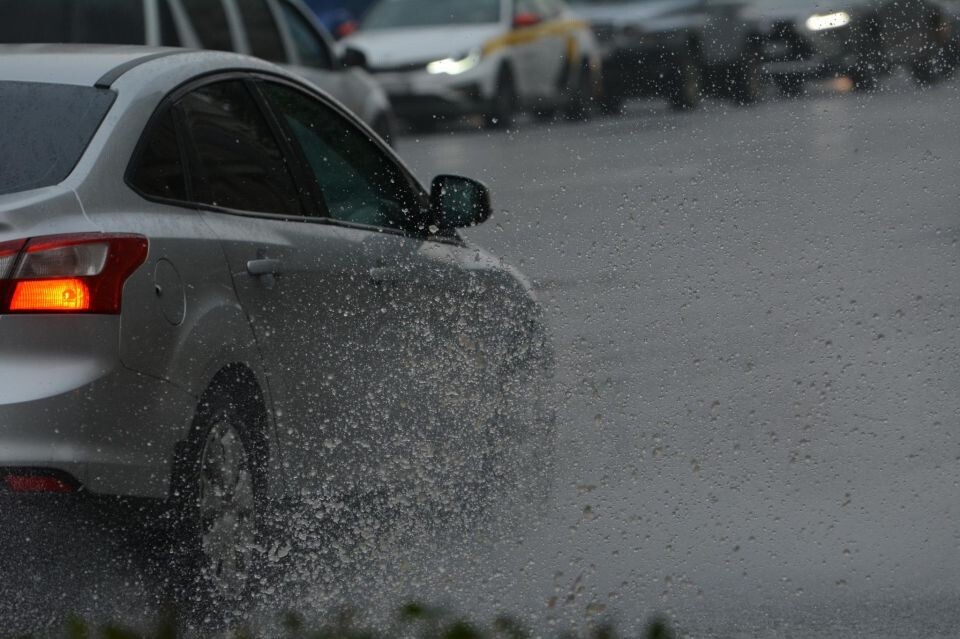    Дождь, погода. Мокрая дорога. Источник: Елизавета Майко / media4media.ru