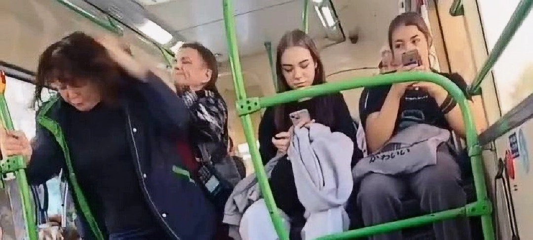 Дурной пример мигрантам: русские устроили потасовку в трамвае