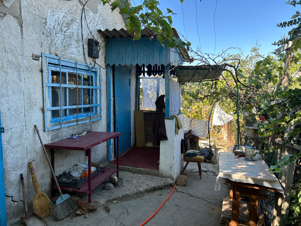 Вот такая щель, если дверь просто прикрыта. А когда запираю, пользуюсь палкой, чтобы дверь снизу поддеть и приподнять, как бы «вставляя» ее на место🤦‍♀️.