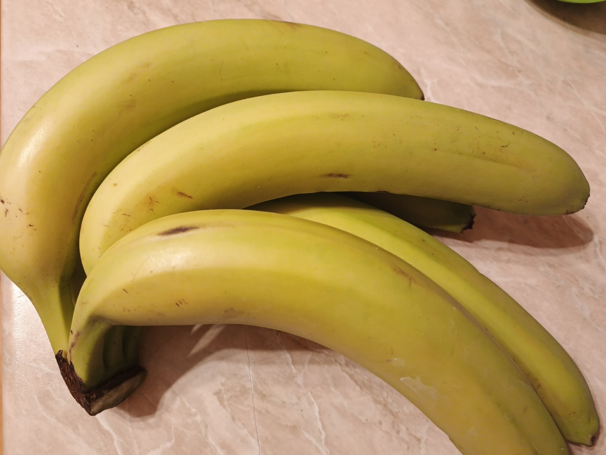    Для чего продавцы «Магнита» и «Пятёрочки» обязательно берут себе из ящиков с бананами непонятные маленькие пакетики