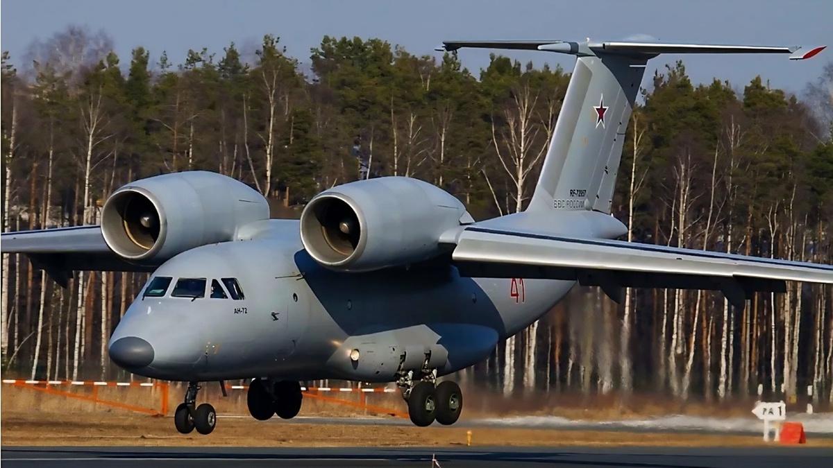 На фотографии: милый, добрый, похожий на ушастого Чебурашку советский многоцелевой транспортный самолёт Ан-72.