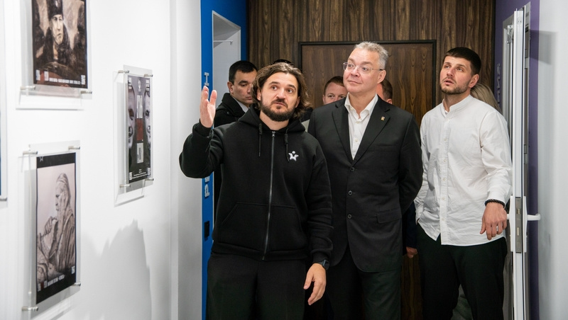    Губернатору показывают новое помещение молодёжного центра Фото: Александр Скрыпник / / ИА «Победа26»