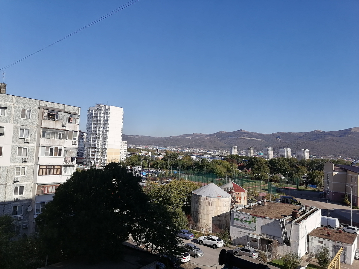 Из всех моих окон видны горы и город