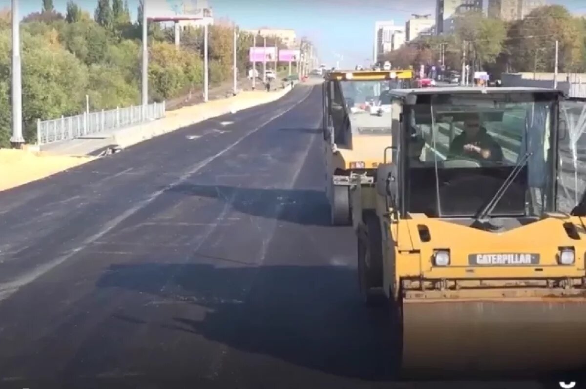    На левой стороне «минаевского» моста начали укладывать асфальт