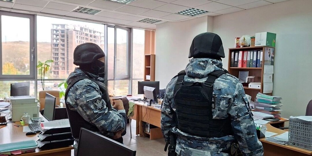 В крупнейшей УК Красноярска провели обыски и возбудили 10 уголовных дел